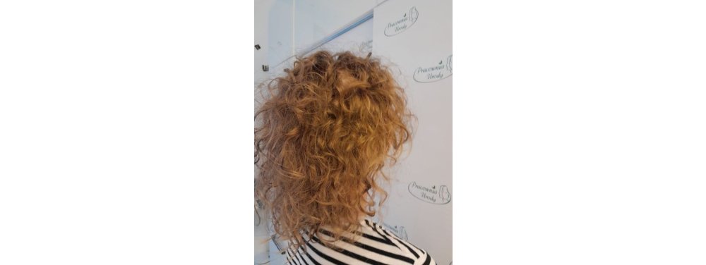 Modne fryzury 2023 - średnie blond